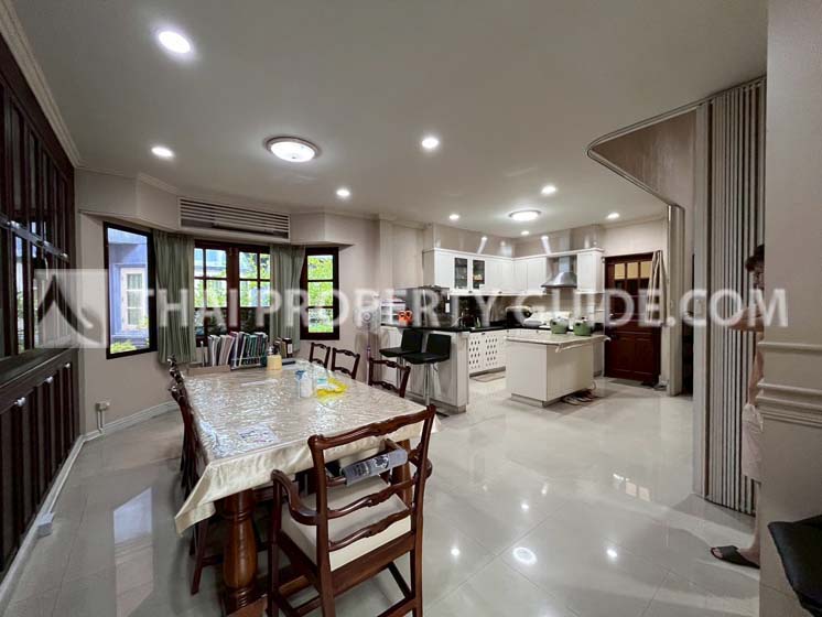 House with Shared Pool in Srinakarin 